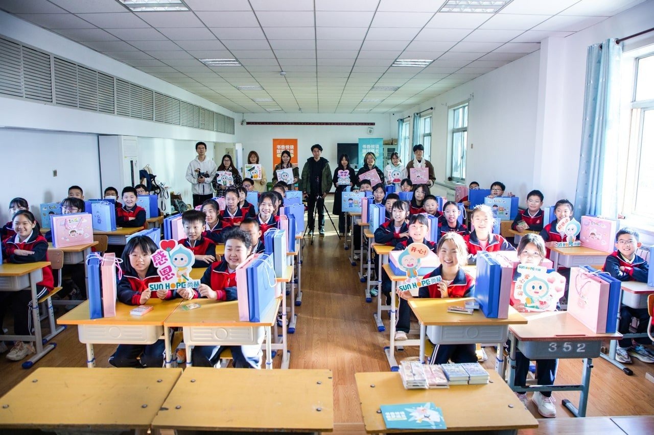 天津高校大学生记者走进玩球体育公益小学开展“书香悦读，筑梦成长”活动